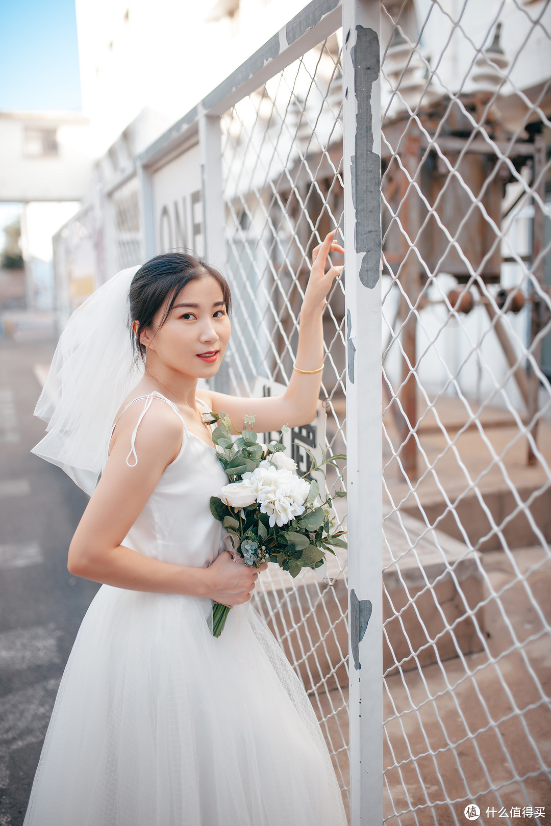 看大龄青年如何自拍婚纱照