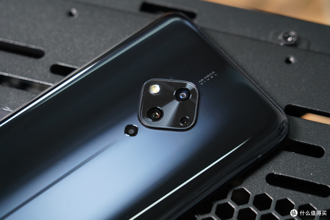 vivo S5:与众不同的后摄与时隐时现的前摄照亮你的美