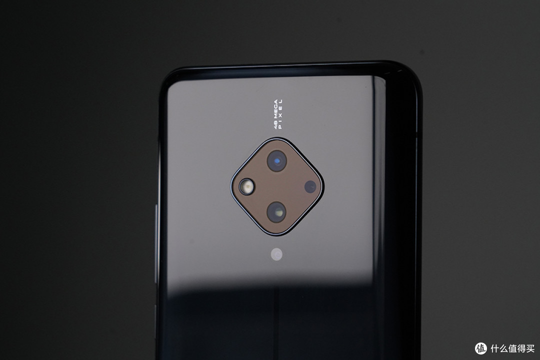 vivo S5:与众不同的后摄与时隐时现的前摄照亮你的美