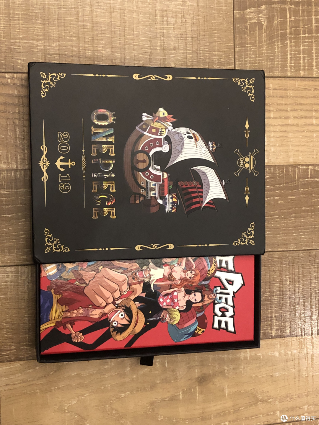 盒子是抽屉式的，还算考究，这个盒子也可以装些小东西了