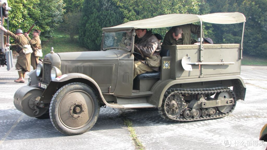 法制雪铁龙克雷塞P17，30年代最流行的半履带车，广泛装备法国、波兰军队。美国也是从引进这款车型后开始了自己的军用半履带车研发之路