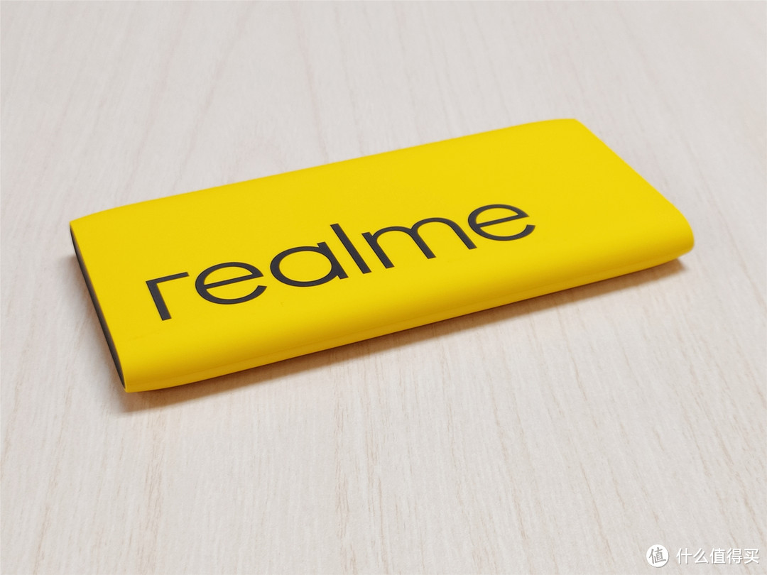 帮妹子选一款高颜值的移动电源：realme 10000mAh 18W快充移动电源（USB-C）