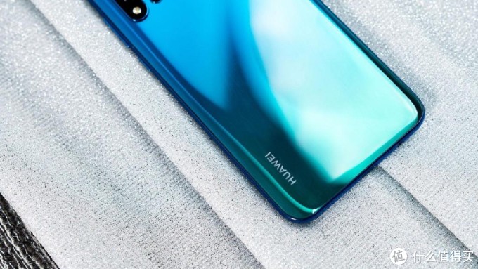 华为nova 5i:极点全面屏更沉浸