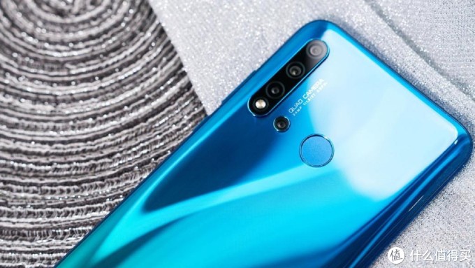 华为nova 5i:极点全面屏更沉浸