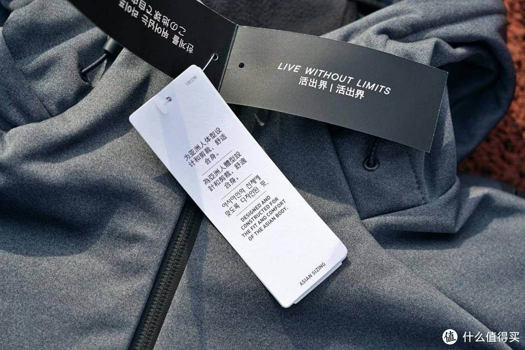 户外服饰的颜值担当，adidas TERREX连帽夹克外套上手体验