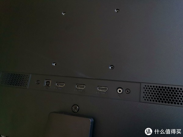显示器背面的功能区带了三个HDMI接口  两个内置2.5w音响 一个音频输出接口