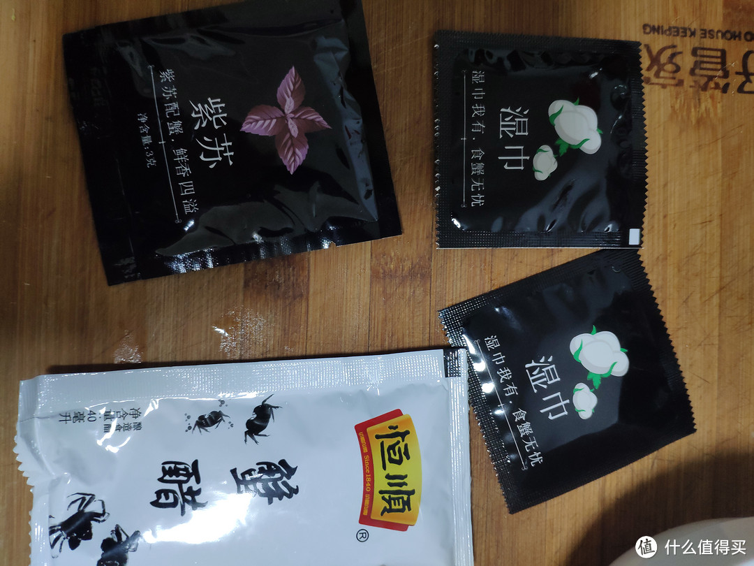 上次还给了一把小剪刀和小棍子（用来捅得），这次没有