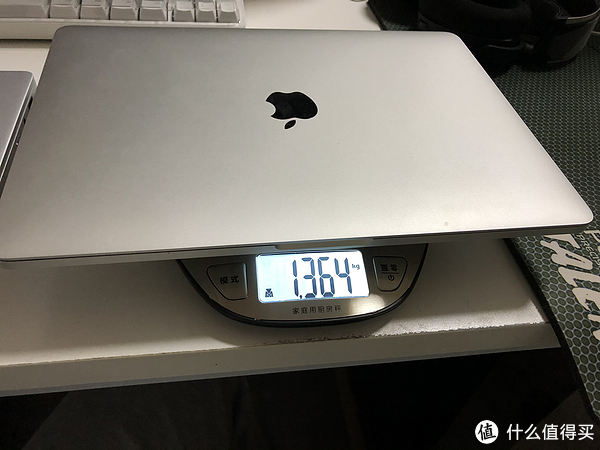 对比官方宣称1.37kg的MacBook Pro13，可以说轻了一些，实际上自己背着是有感觉的！