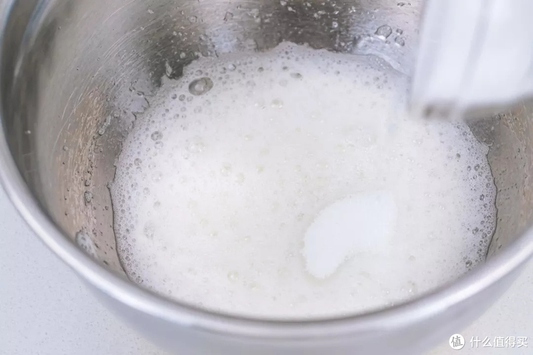 玛琳糖不是蛋白糖,熬不熬糖是最大的区别,玛琳糖造型稳定不易潮