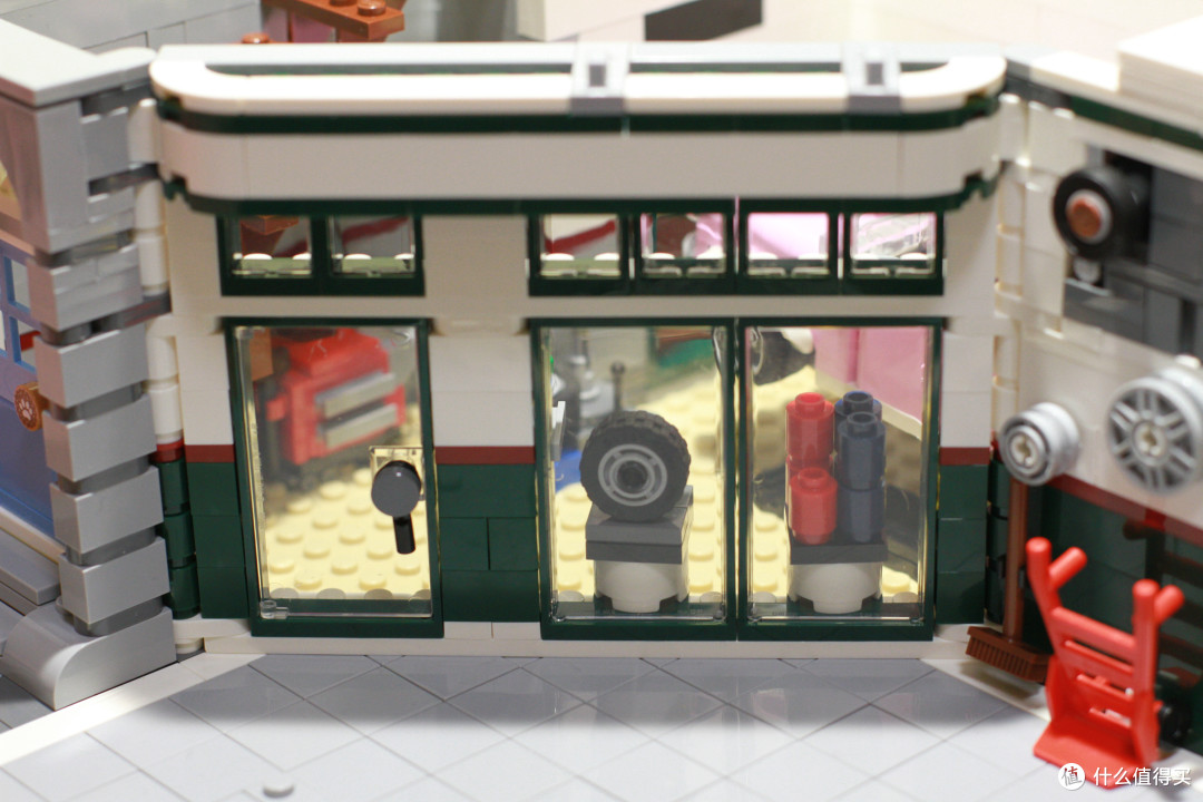 可见门口的玻璃橱窗里面展示着轮胎和机油等配件