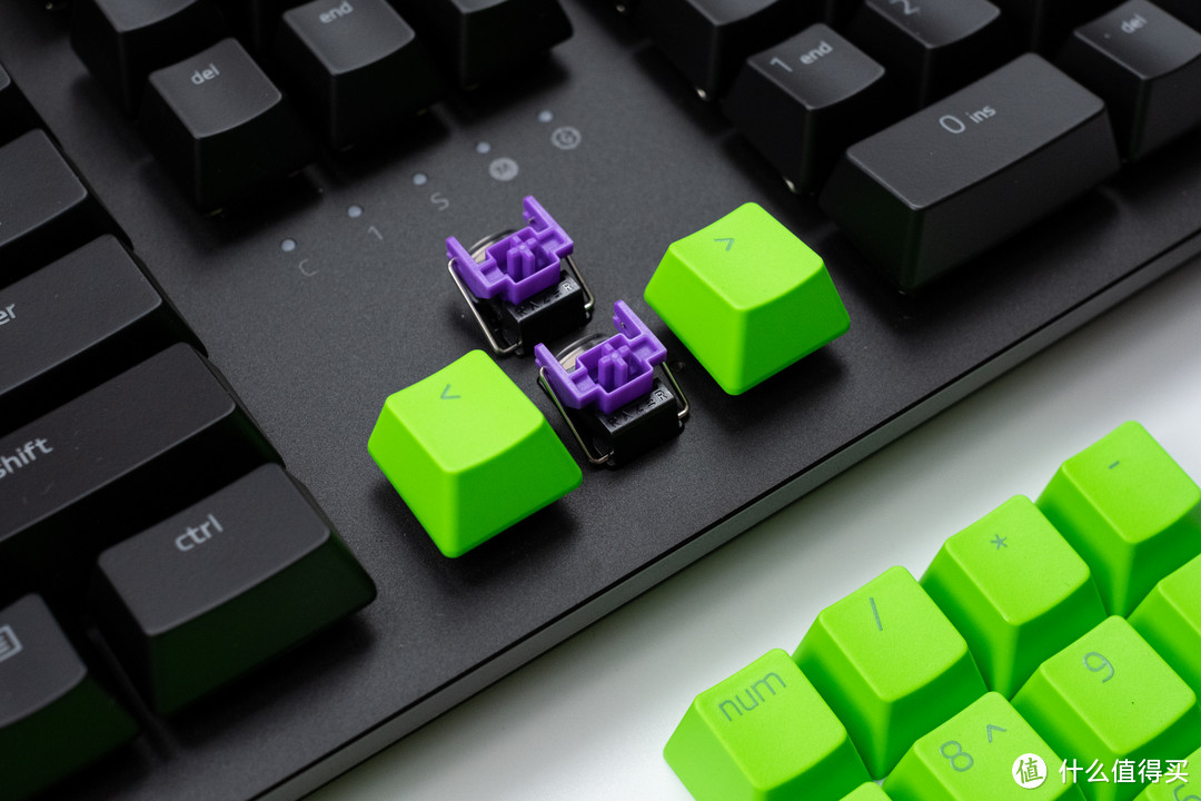 给黑换绿,拒绝打油:雷蛇 Razer 双色注塑PBT键帽升级套件+腕托 组合