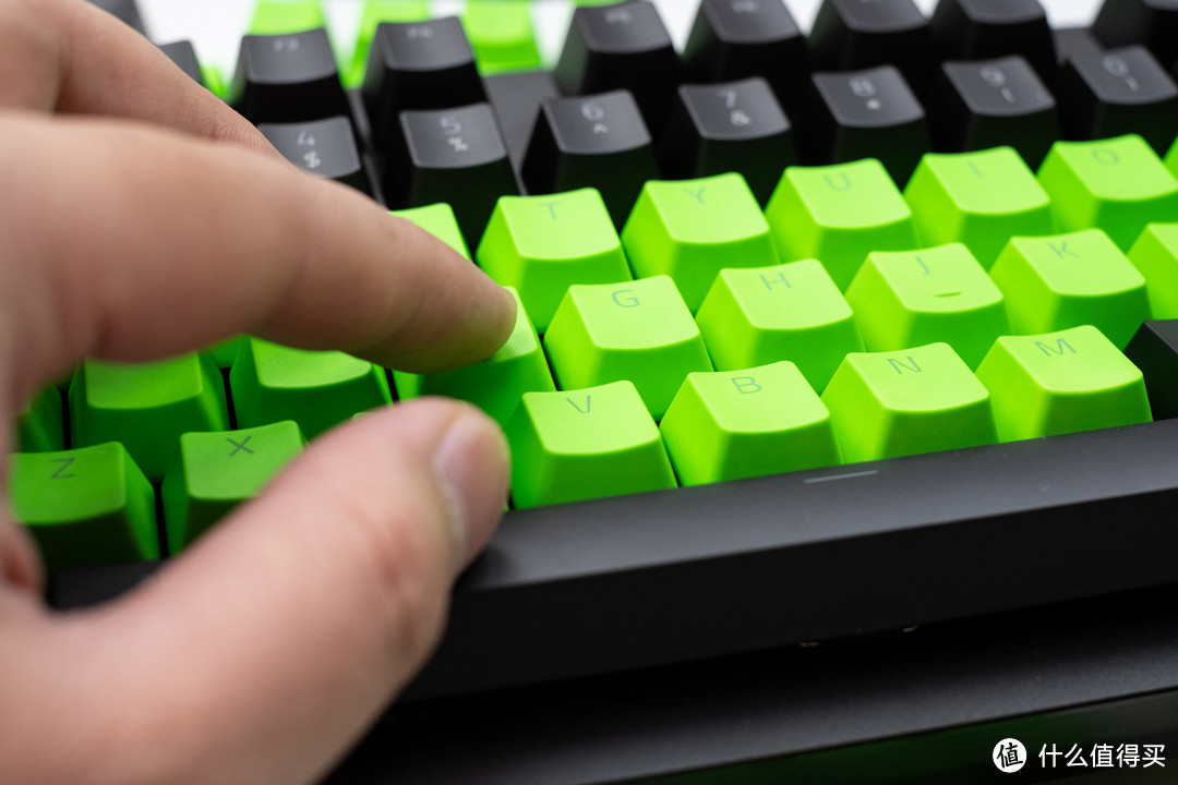 给黑换绿,拒绝打油:雷蛇 Razer 双色注塑PBT键帽升级套件+腕托 组合