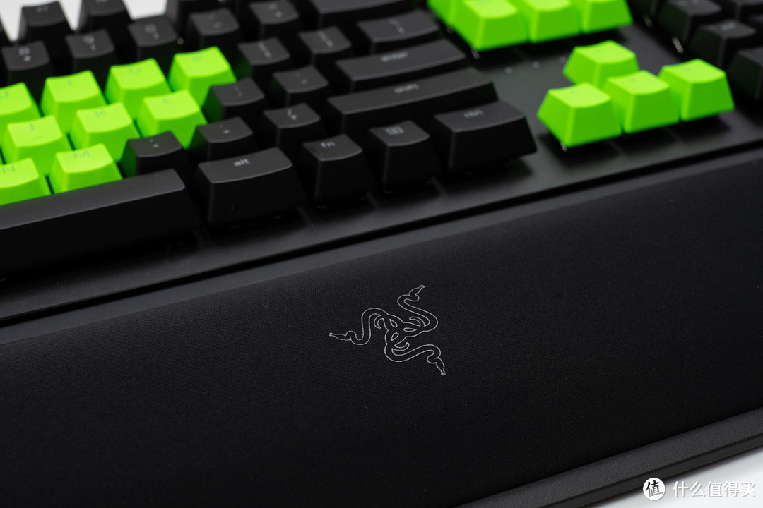 给黑换绿，拒绝打油：雷蛇 Razer 双色注塑PBT键帽升级套件+腕托 组合