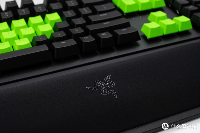 给黑换绿，拒绝打油：雷蛇 Razer 双色注塑PBT键帽升级套件+腕托 组合