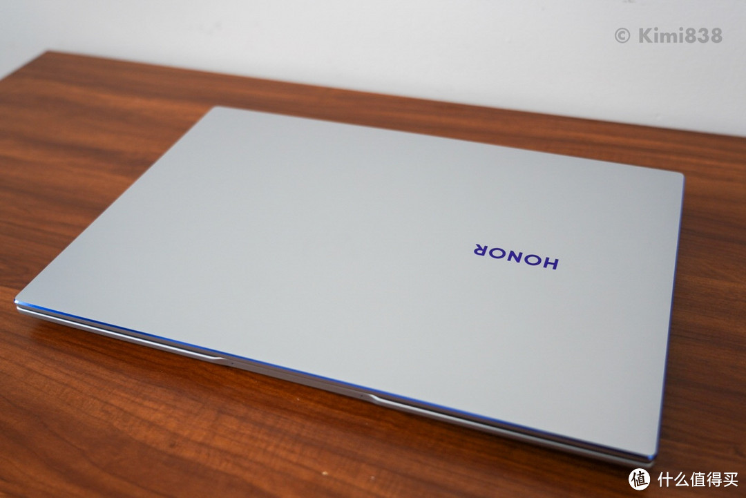 ▲ 荣耀MagicBook 14锐龙版的A面设计很简洁，荣耀logo也采用“HONOR”的英文，不会给人低档感。