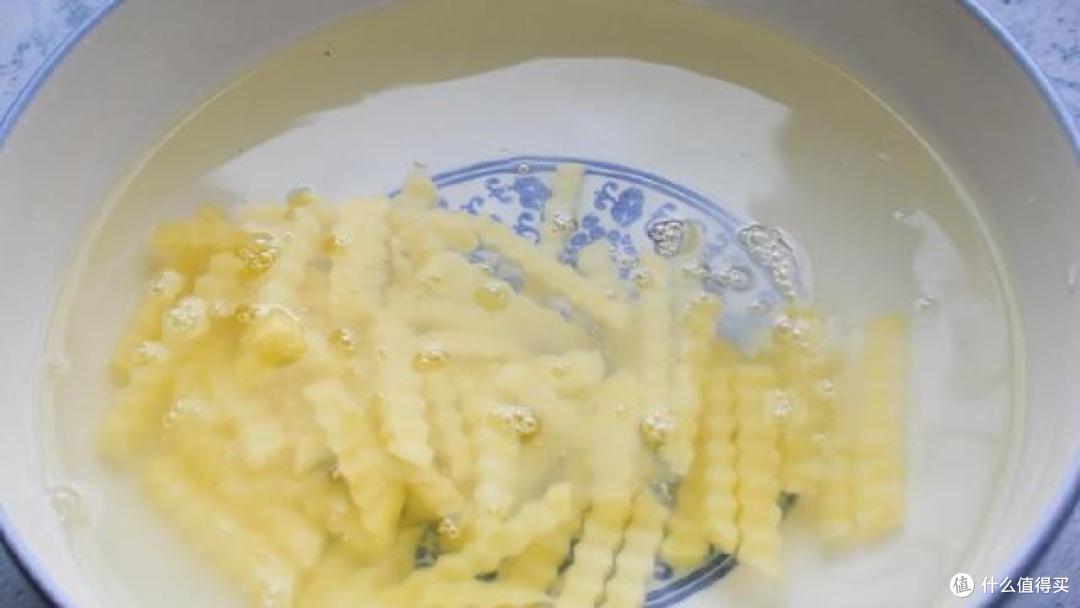 土豆新吃法,不用炒不用炸,煮一煮拌一拌,这样做太好吃,别错过