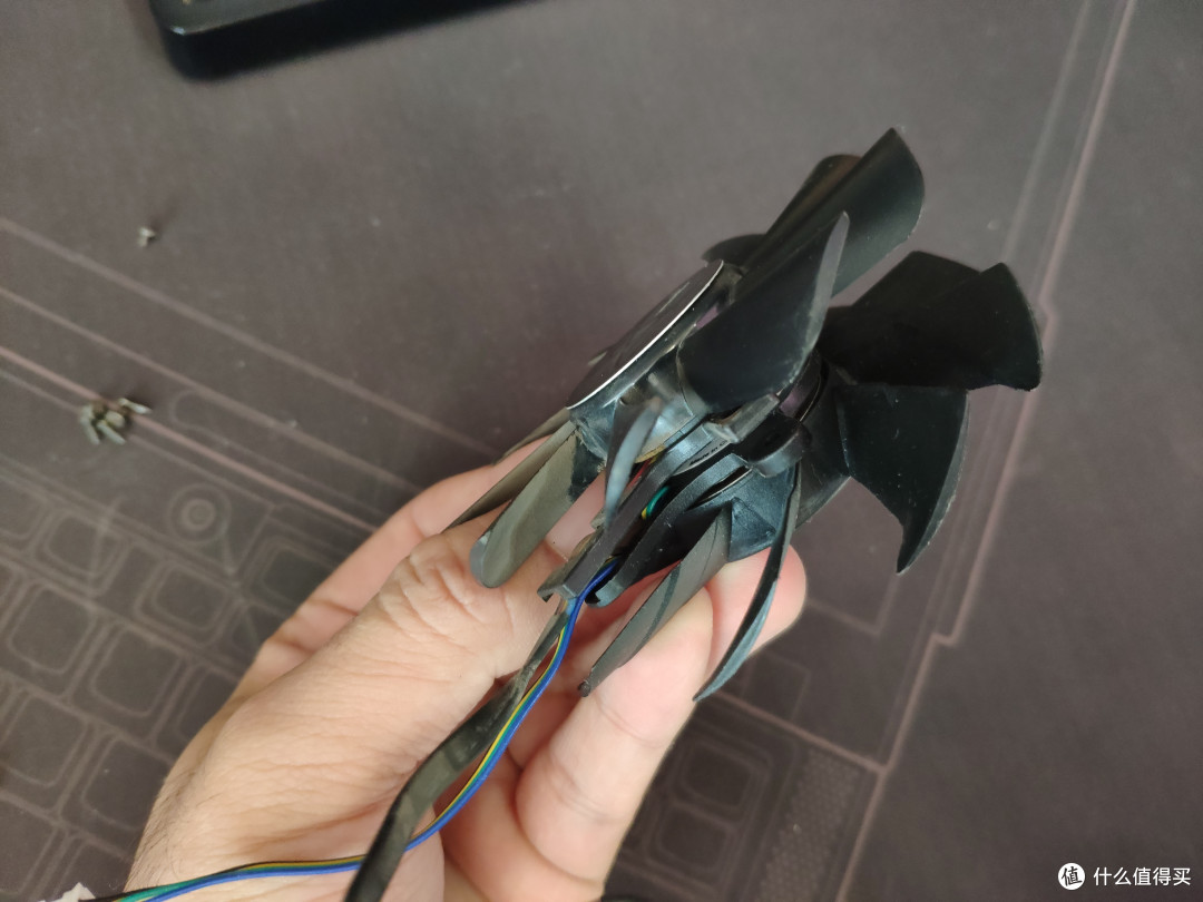 这个风扇是迪兰的全新扇头，品牌型号规格也和这个XFX的差不多