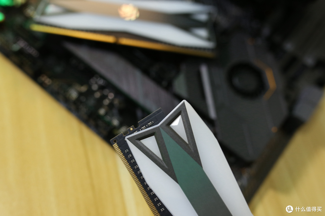 不仅仅是高颜值!XPG龙耀D60G 4133内存超频体验