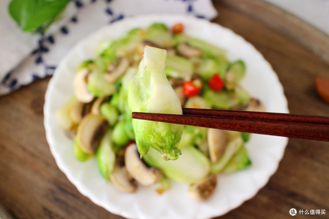 很多人不认识这蔬菜,5元一斤,此也菜冬天才有,被称为“超生菜”,简单一炒,鲜甜水嫩比肉好吃