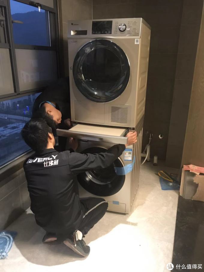 师傅在认真的安装