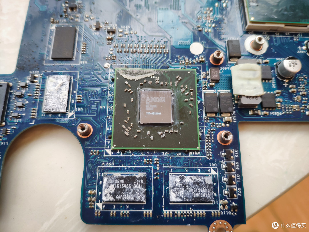 ▲▲ AMD Radeon HD 6730M独显，显存1G，共八颗分布在主板正反两面。
