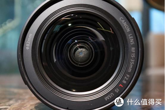 从正面可以看到，RF15-35mm F2.8 L IS USM 采用了9片叶片圆形光圈，可以自然的表现焦外光斑，使人像拍摄的虚化效果更加柔美。