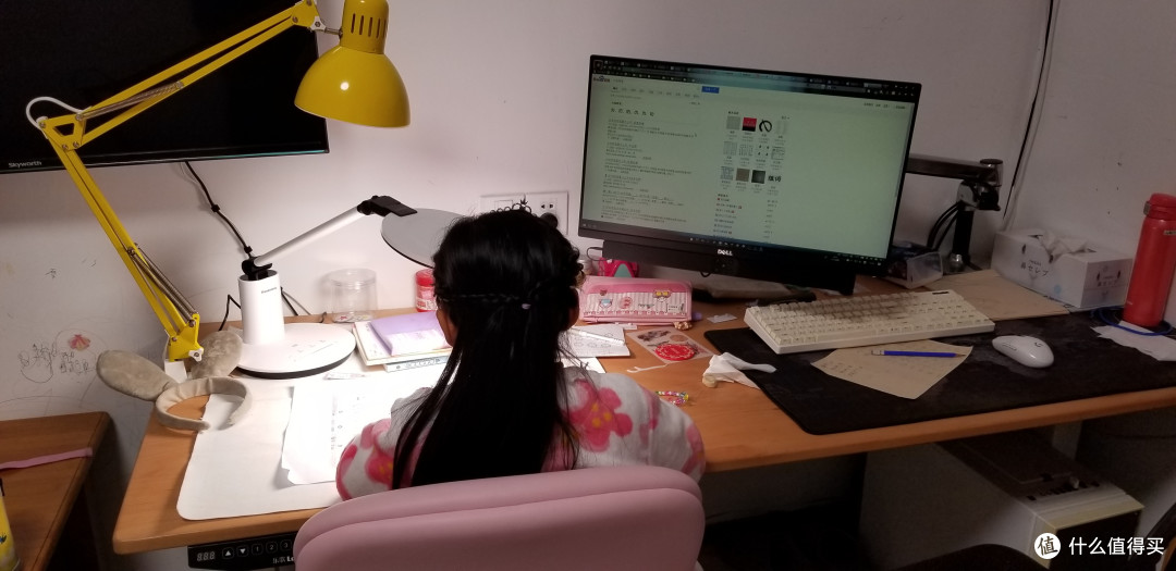 怕桌子反光刺眼，闺女的桌布就是个无纺布材质的飞行棋棋布反过来用