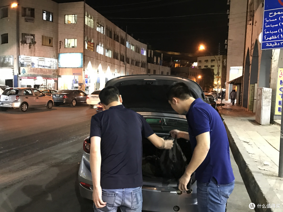 一路到达旅店。。。话说市内车还是非常多的,一度堵车。。。