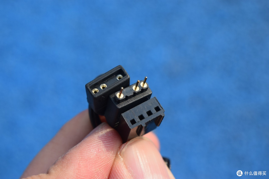 在接线上,tl-c12r-s风扇同时提供了5v /3pin公母接口的灯光线来满足