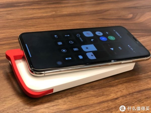 用iPhone xs Max叠罗汉。