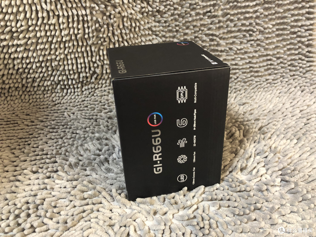 侧面有产品的主要参数，多大的风扇，多少根热管，用途，风扇风量