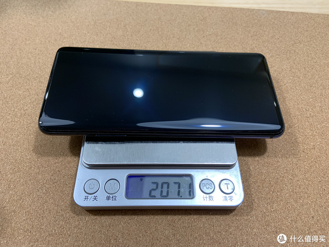 裸重207g，比我的iphone XR还要略重一点，算是比较重的。