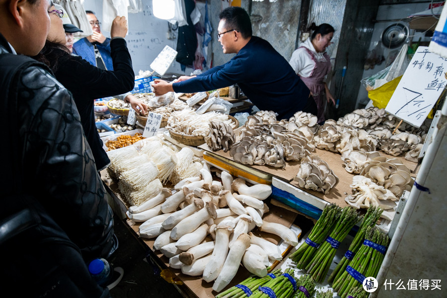 地铁隧道里的小菜场，又长又好吃