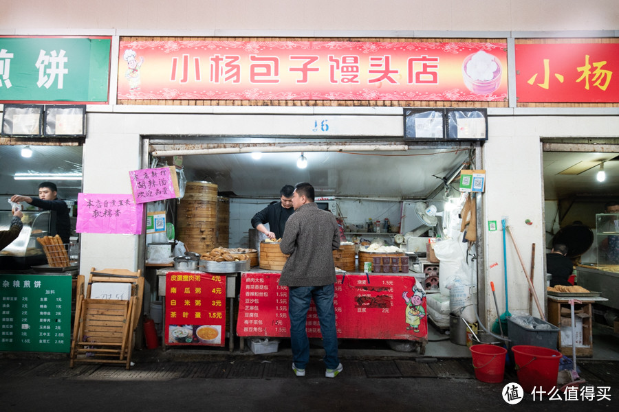 地铁隧道里的小菜场，又长又好吃