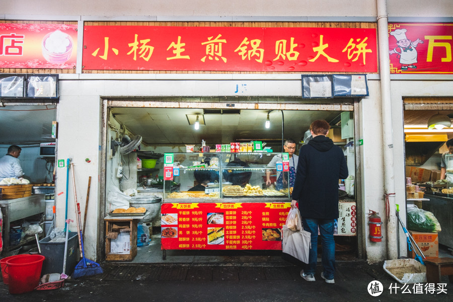 地铁隧道里的小菜场，又长又好吃