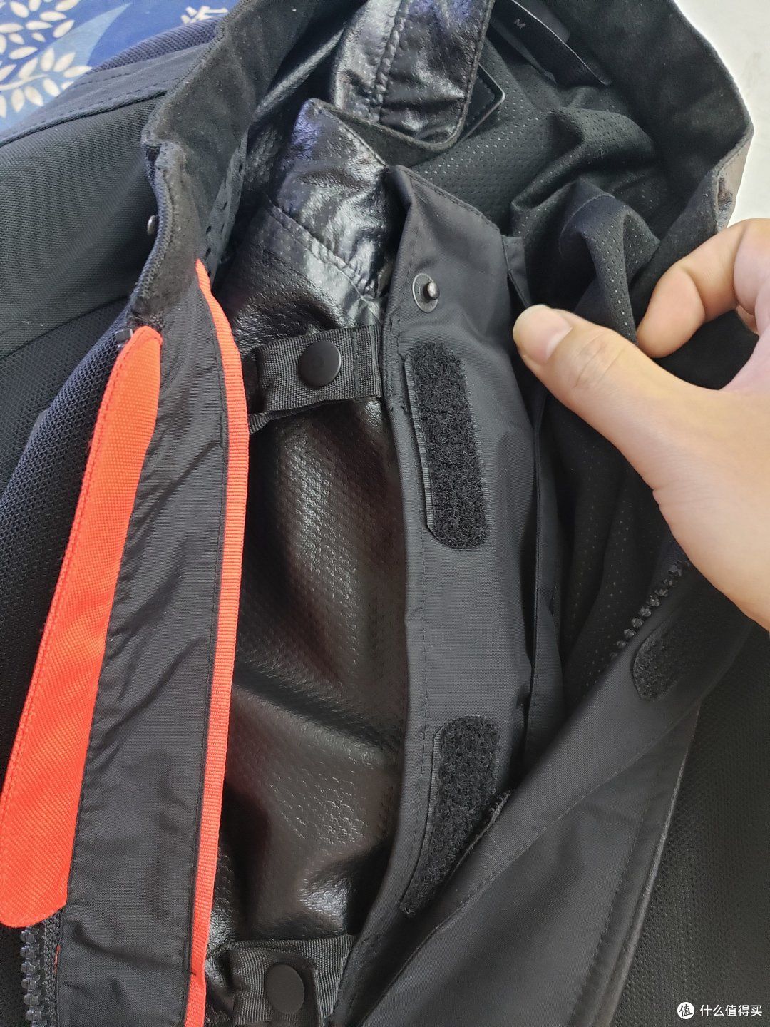 衣服分两层有内胆和外层,内胆可拆卸