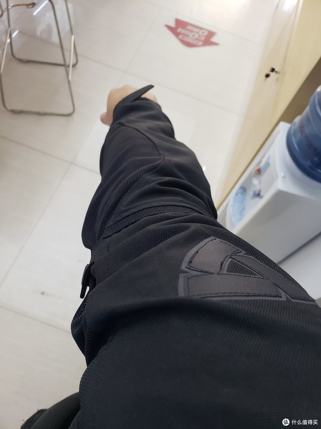 手臂外应该考虑到摔车需要摩擦加厚设计,内层还是网眼设计
