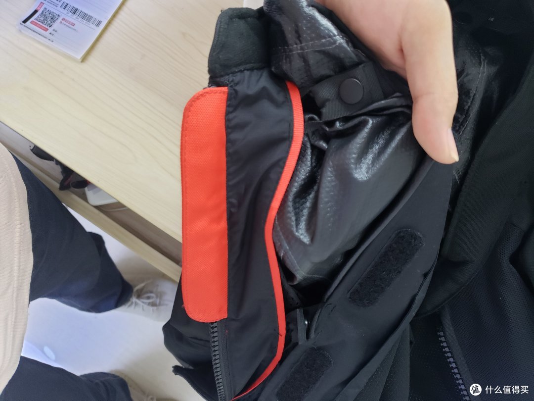 红色内衬边缘,显得运动