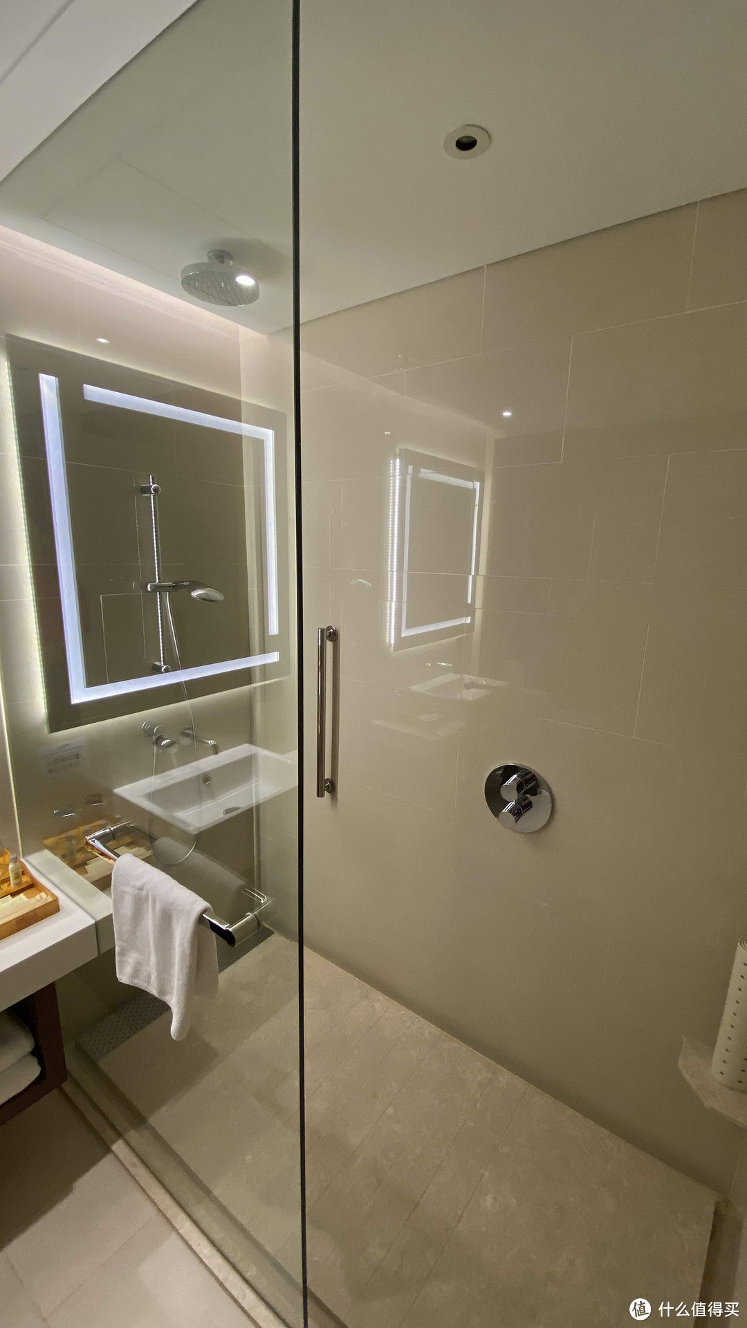 淋浴间,没有门,水容易溅出来