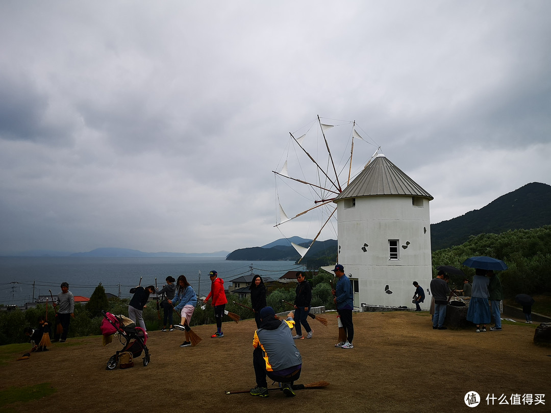 各种巫们在试图操控扫帚