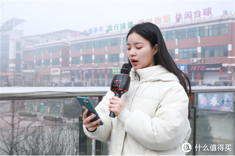 多功能嗨歌神器！屁颠虫智能麦克风测评