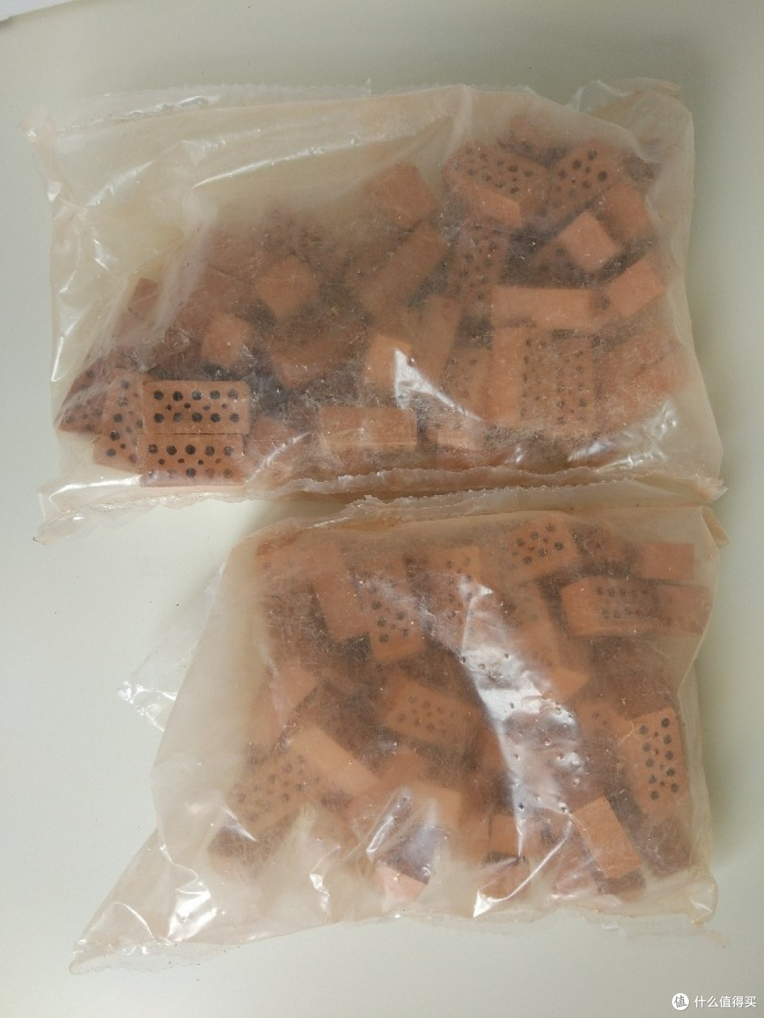 砖很迷你，方糖大小，仿真空心砖，放心用水泡，砖泡不坏