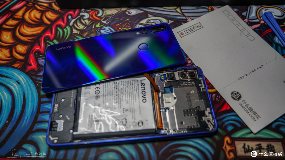 盖板盖上后，装后面的屏幕，粘不牢的位置可以涂上胶水