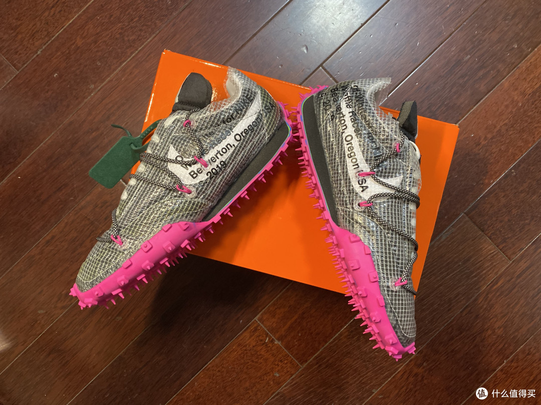 NIKE与OFF WHITE联名,黑粉色的WAFFLE RACER