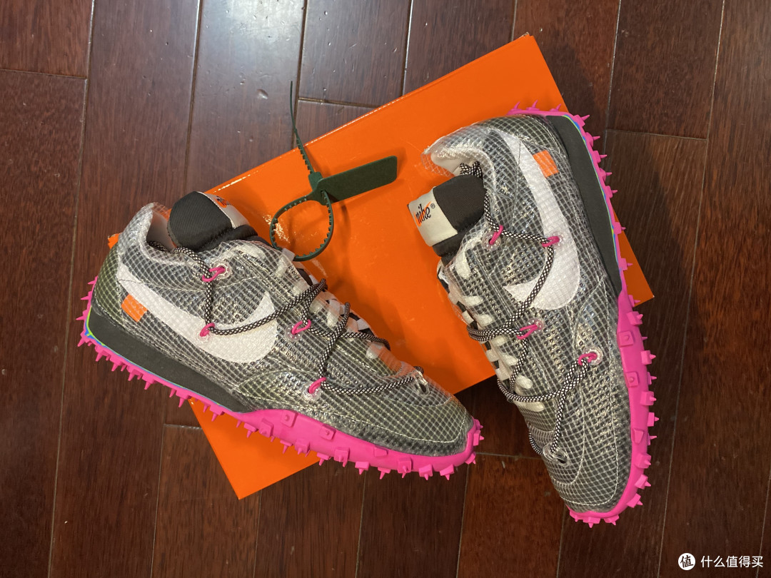 NIKE与OFF WHITE联名,黑粉色的WAFFLE RACER