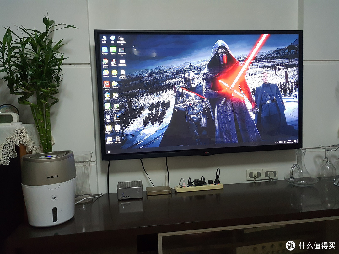 与右边的芒果电视盒放在一起，也挺像个HTPC