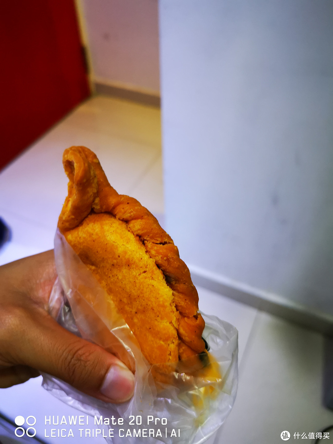 外形是潮汕地区的酥饺，但大了不少，包的馅也不同
