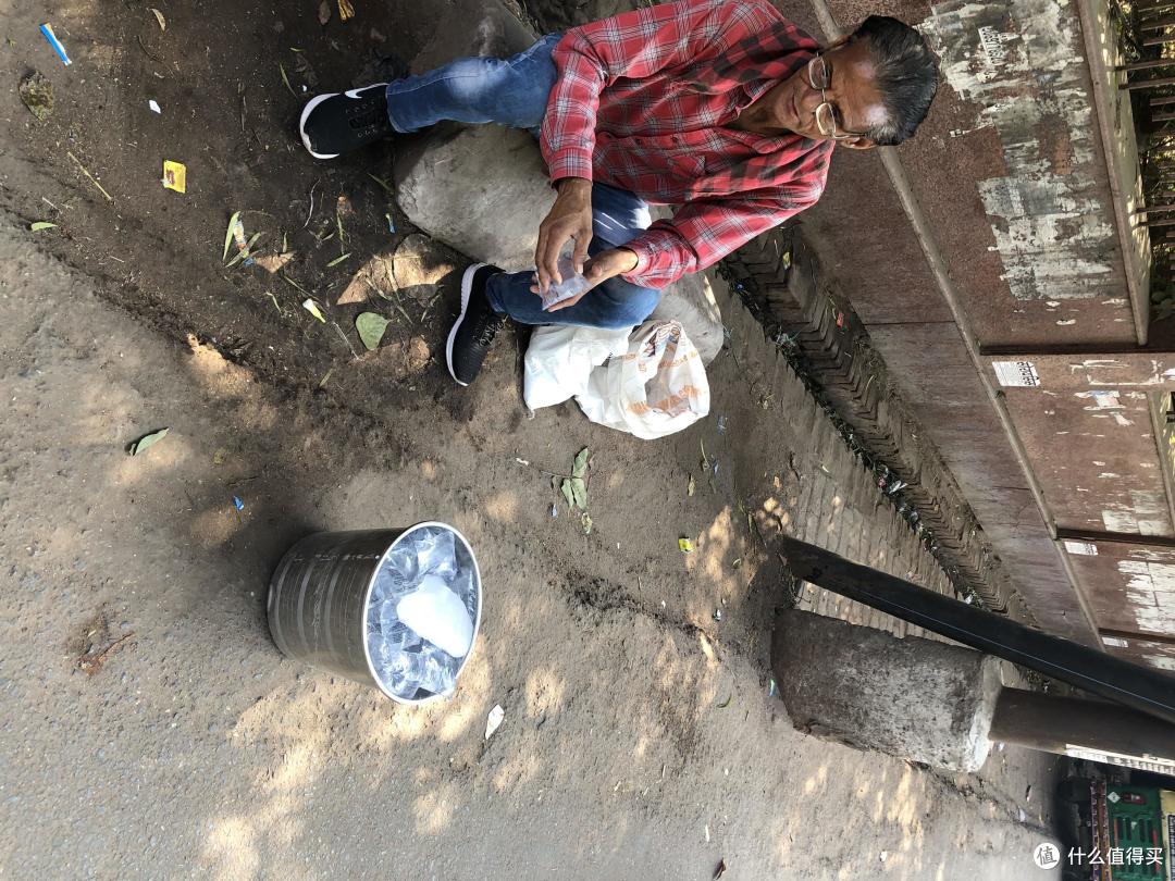 袋装冰水有售...阿格拉火车站外