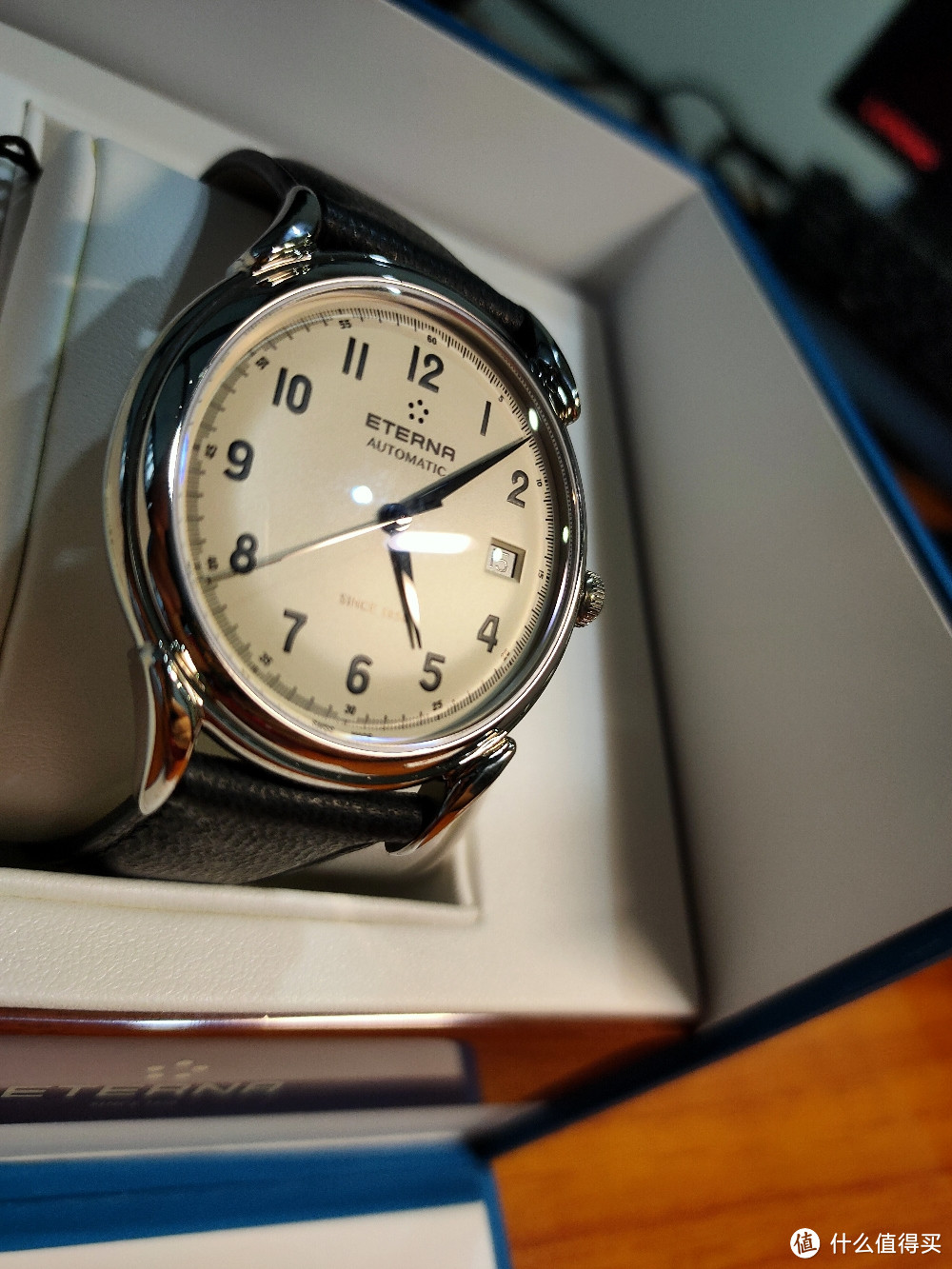 绮年华的包装暂且不说,所有的手表的包装都是一样的蓝色盒子.