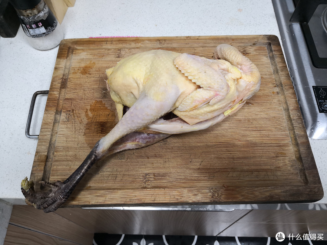 戈登拉姆齐终极烹饪秘诀，第九集 10:46，教你怎么分解一只鸡，自从学了这招，再也不会把鸡随便砍成块拿去炖汤，那样即油腻又浪费，按部位肢解：